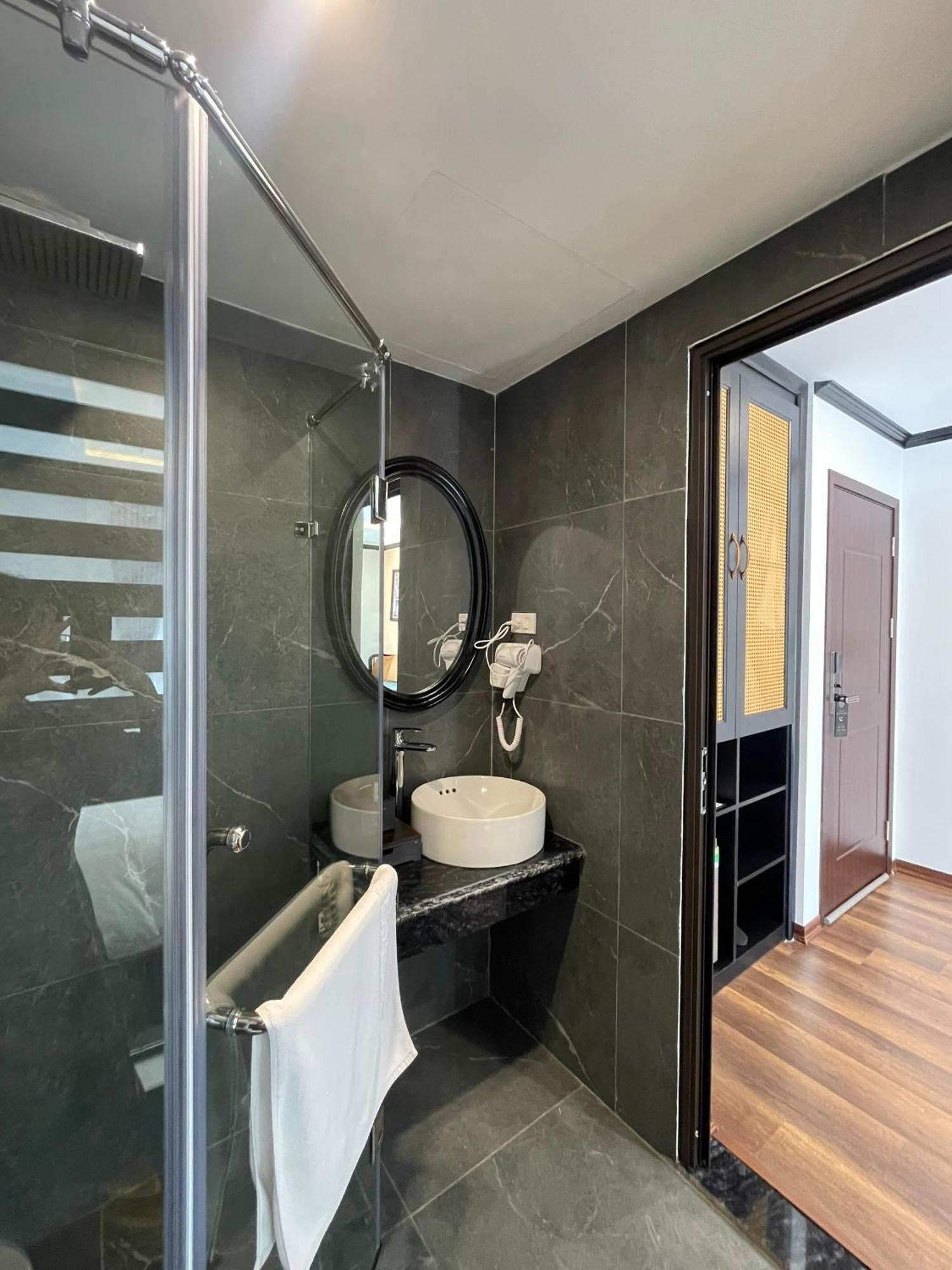 Aquarius Premium Hotel Hanoi Buitenkant foto